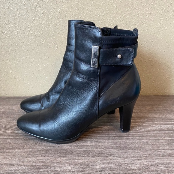 As seen on Kate Middleton AQUATALIA Royal Rouge Weatherproof Ankle Bootie size 9 - Picture 5 of 10